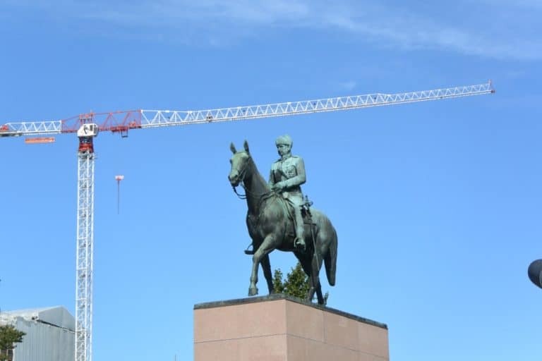 town – statue and crane, Aug.2015 (Helsinki)