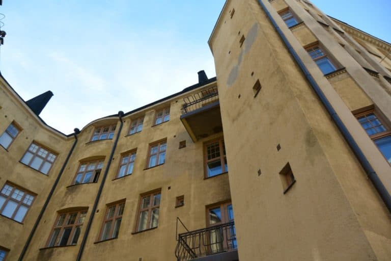 town – windows of yellow building, Aug.2015 (Helsinki)