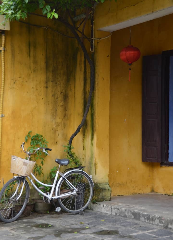 Vietnam, Hoi An – bicycle and yellow wall, Jan.2015 (Hoy An)