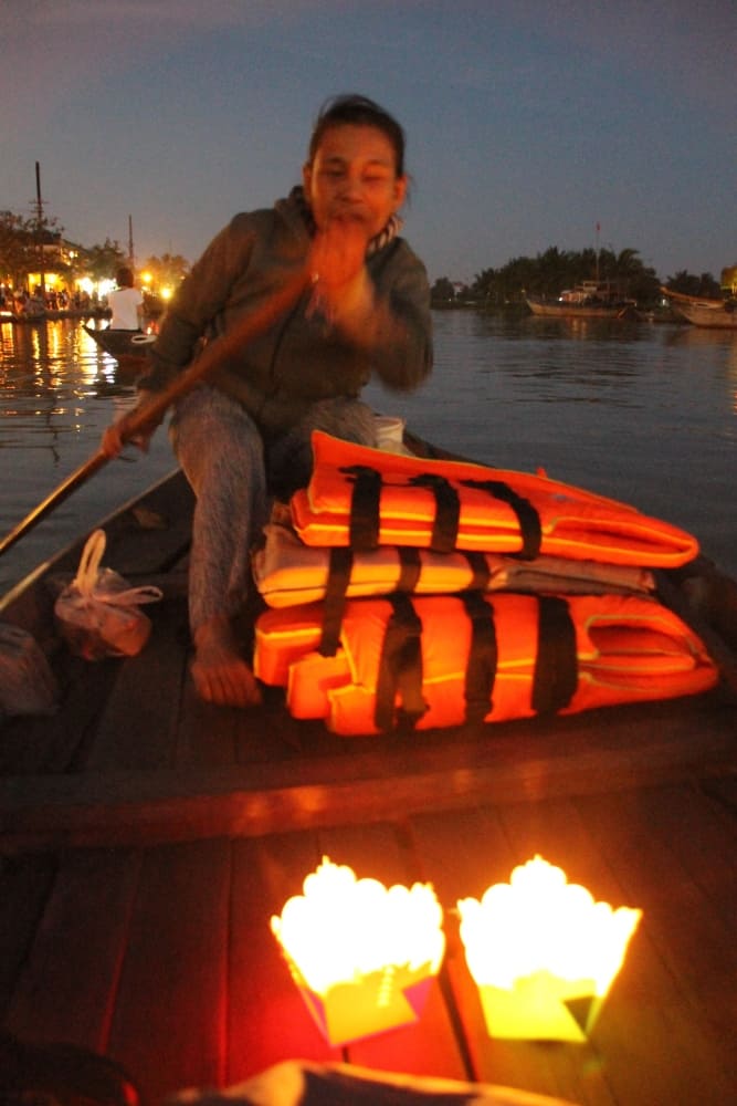 Vietnam, Hoi An night – oarswoman, Jan.2015 (Hoy An)