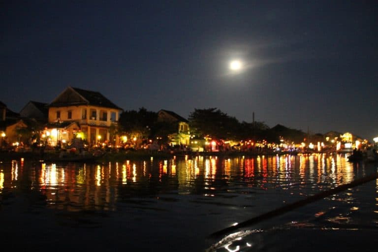 Un giro su una barca a remi ad Hoi An in Vietnam