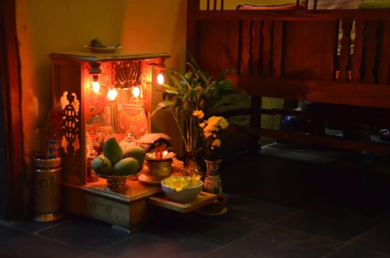 Vietnam, Hoi An night – little shrine, Jan.2015 (Hoy An)