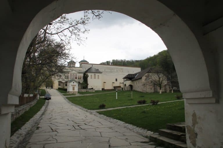 Romania, Horezu – path, Apr.2014 (Valcea)