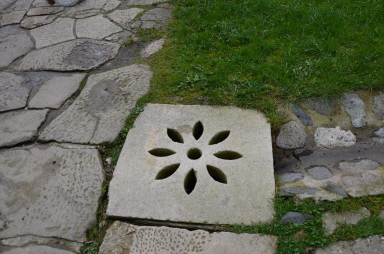 Romania, Horezu – manhole, Apr.2014 (Valcea)
