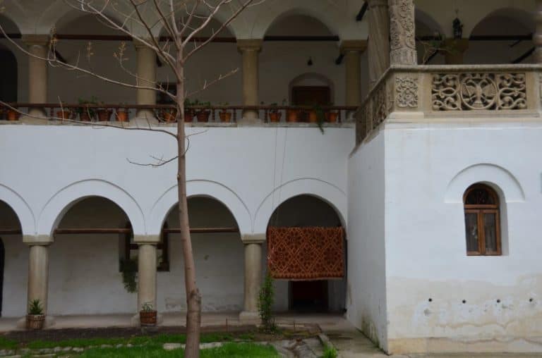 Romania, Horezu – red rug, Apr.2014 (Valcea)