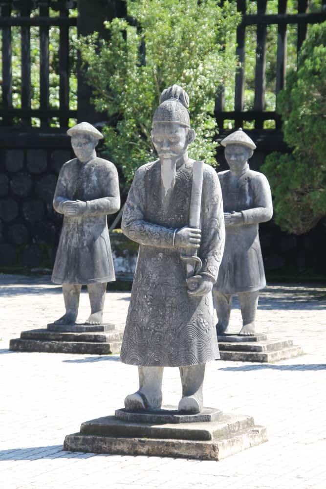 Vietnam, Hue – statues of three, Jan.2015 (Hue)