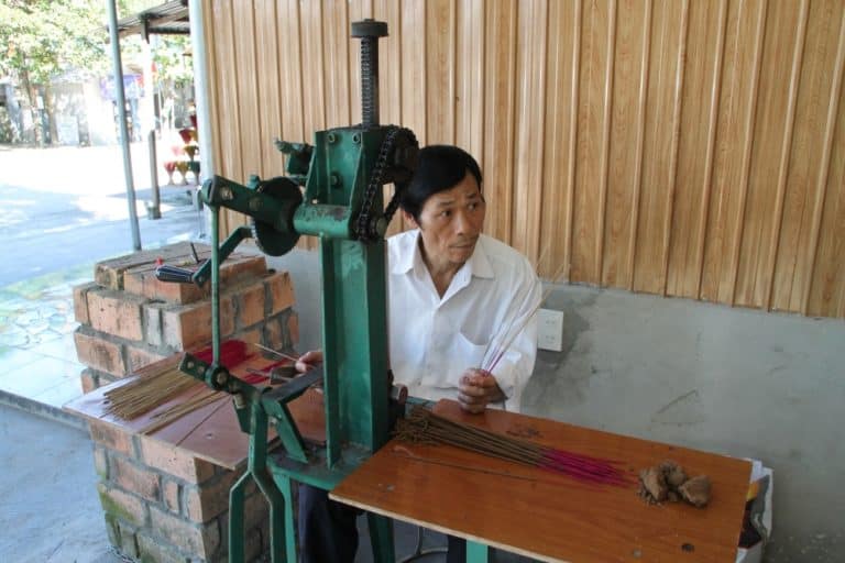 Vietnam, Hue – incense making machine, Jan.2015 (Hue)