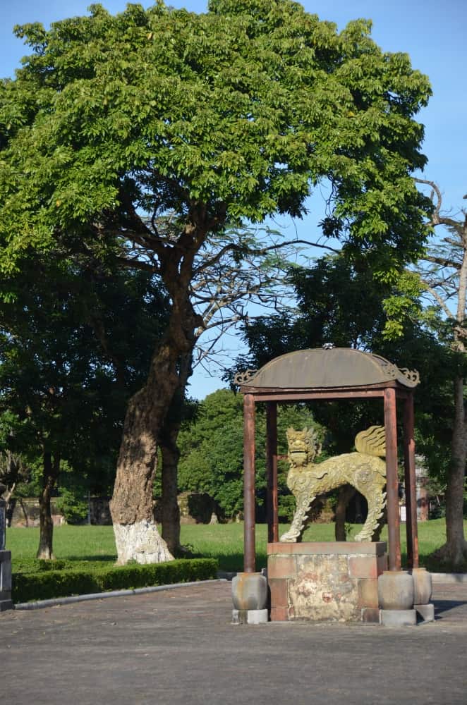 Vietnam, Hue – tree and statue, Jan.2015 (Hue)