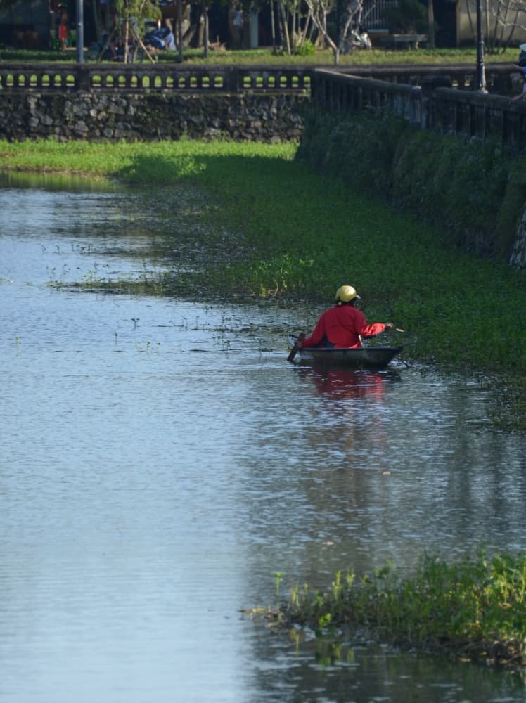 Vietnam, Hue – man in red, Jan.2015 (Hue)