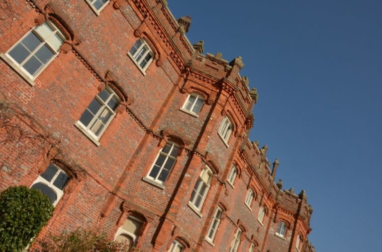 Inghilterra, High Wycombe  – casa e cielo azzurro, mar.2014