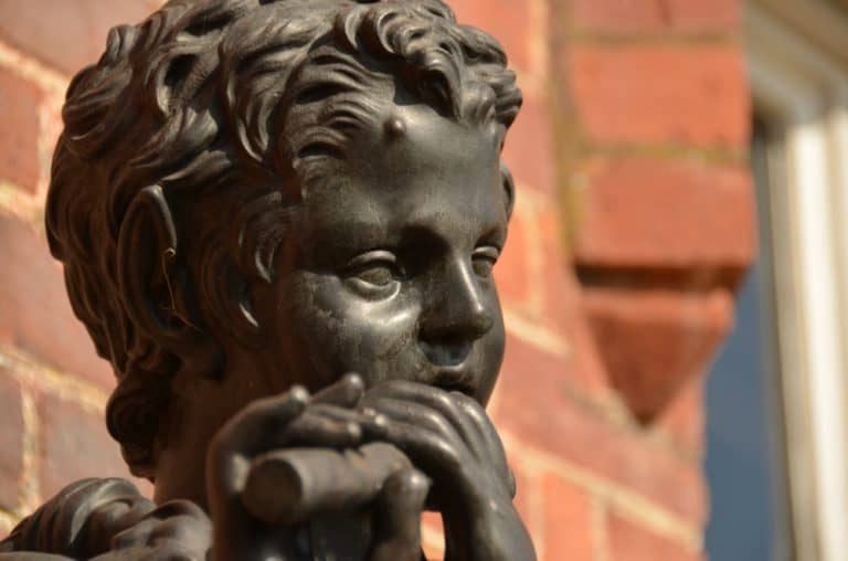 Inghilterra, High Wycombe  – statua di bambino, mar.2014