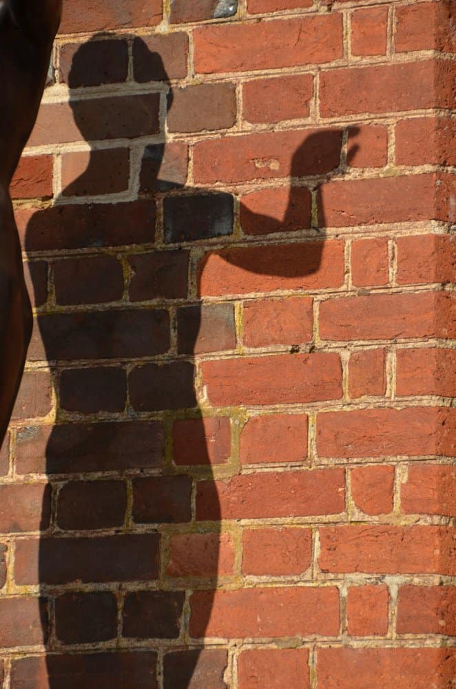 Inghilterra, High Wycombe  – ombra sui mattoni, mar.2014
