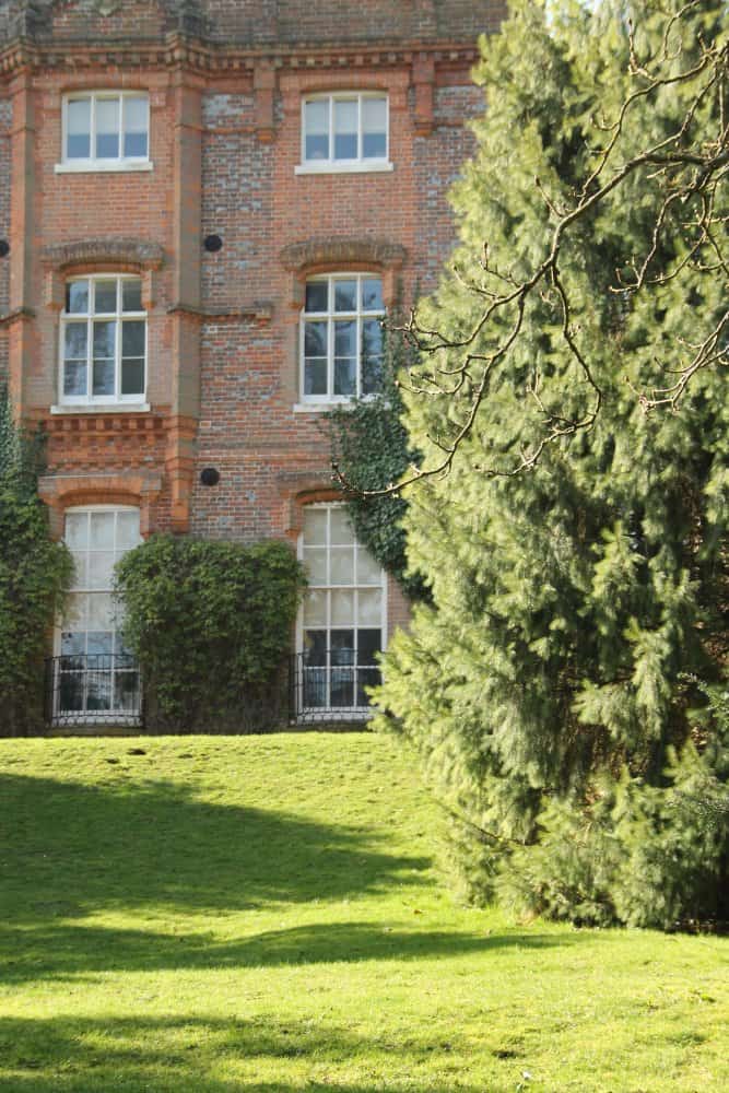 Inghilterra, High Wycombe  – palazzo e prato, mar.2014