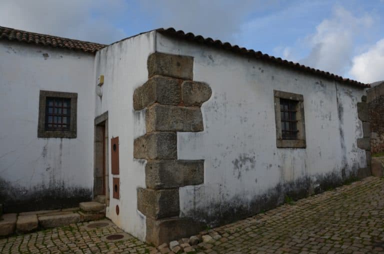 Portogallo, Idanha-a-Velha – casa bianca, nov. 2014 (Monsanto)