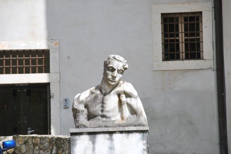 Italia, Brescia – statua, maggio 2013 (Lombardia)