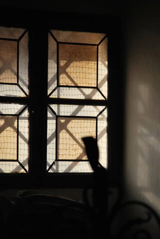 Italia, Cernobbio – finestra in una chiesa, gennaio 2013 (Lombardia)