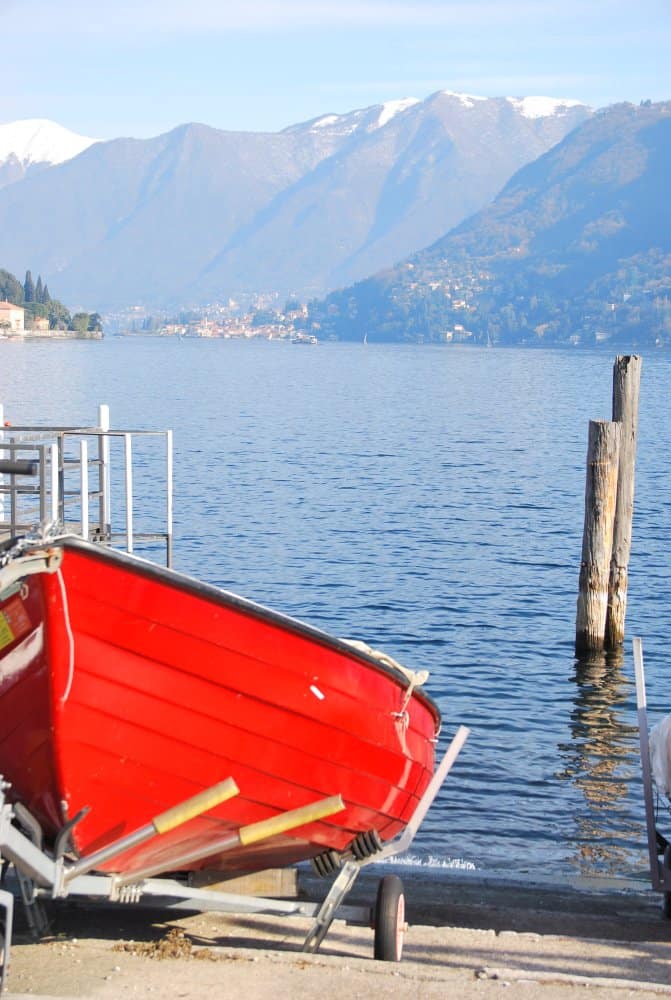 Italia, Cernobbio – barca rossa, gennaio 2013 (Lombardia)