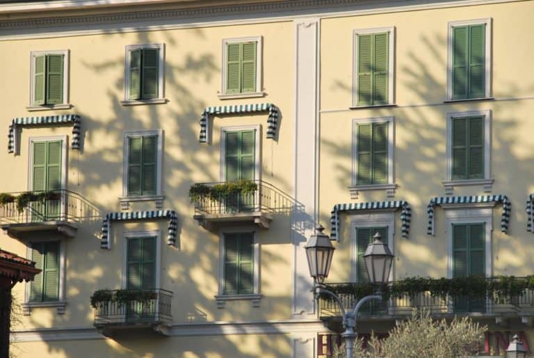 Italia, Cernobbio – ombre di alberi, gennaio 2013 (Lombardia)