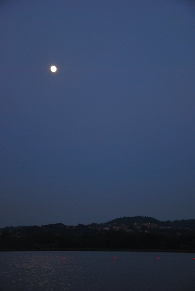 Italia, Lago di Varese – luna, giugno 2013 (Lombardia)