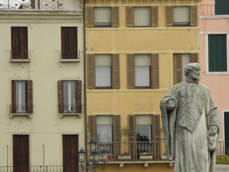 イタリア、パドヴァ－建物と彫像 2011年 (ヴェネト)