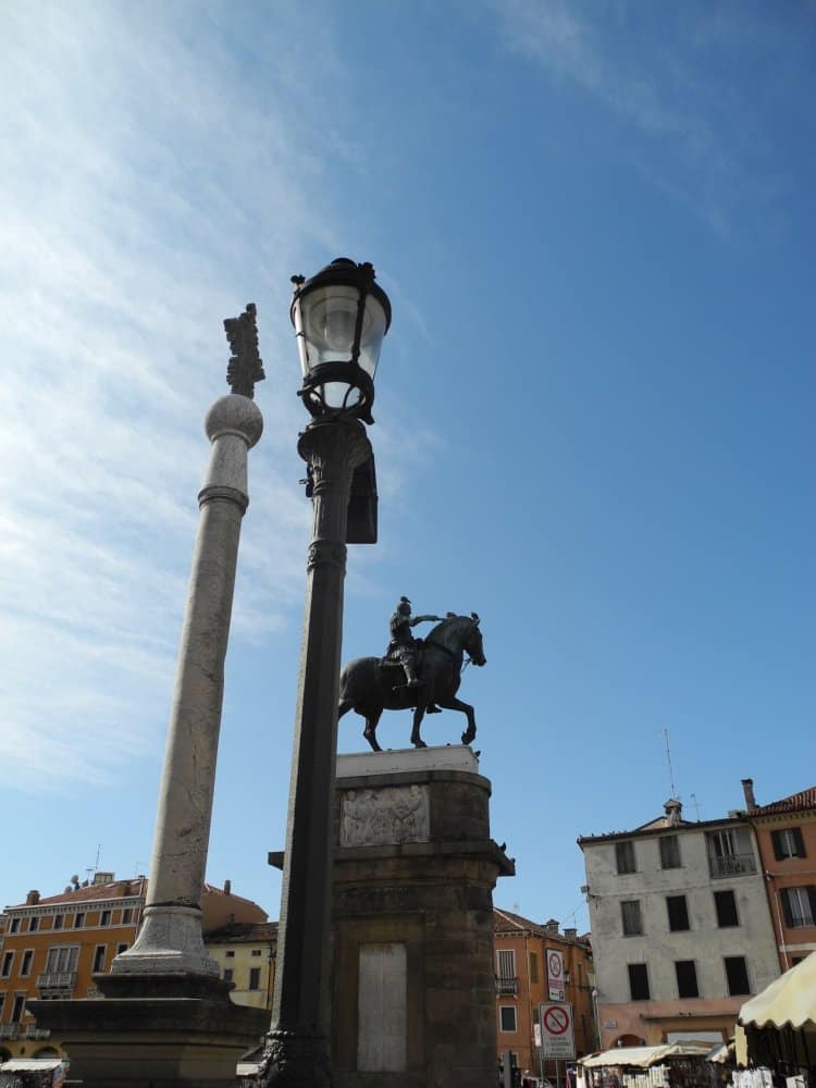 イタリア、パドヴァ－彫像と街灯 2011年 (ヴェネト)