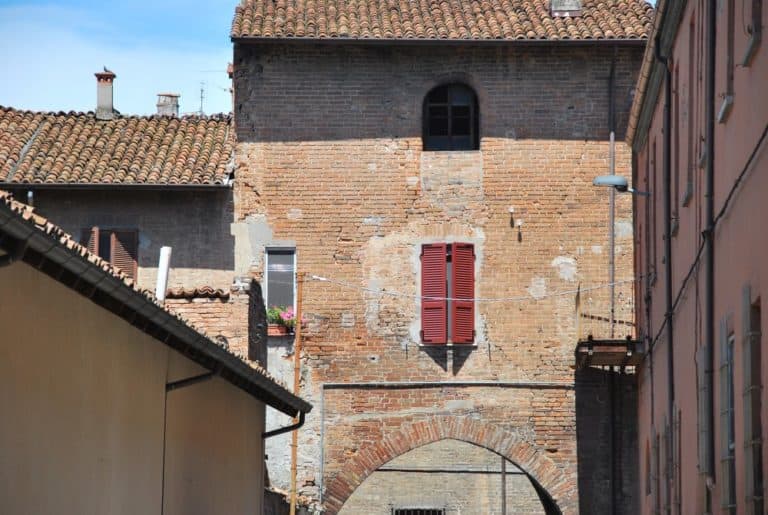 Italy, Piacenza – red window, June 2013 (Emilia-Romaña)