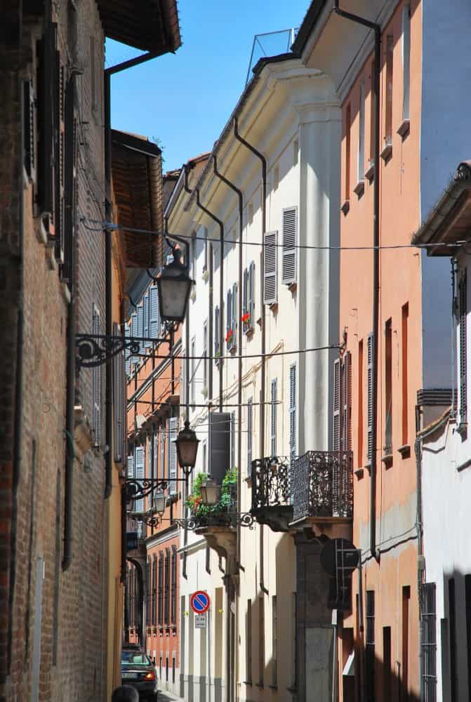 Italy, Piacenza – narrow street, June 2013 (Emilia-Romaña)