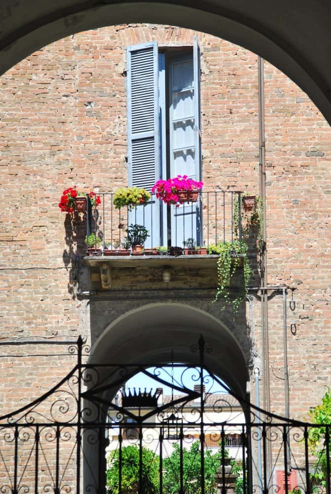 Italy, Piacenza – window with flowers, June 2013 (Emilia-Romaña)