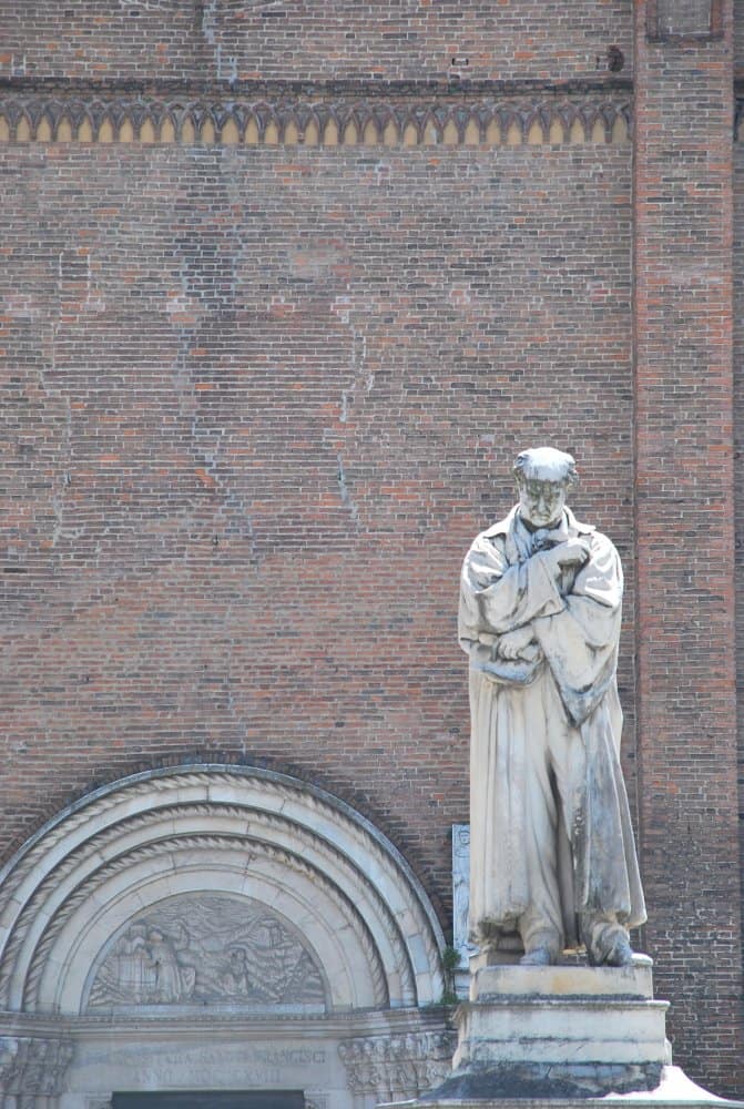 Italy, Piacenza – white statue, June 2013 (Emilia-Romaña)