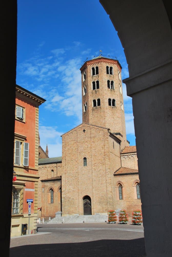 Italy, Piacenza – tower from arch, June 2013 (Emilia-Romaña)