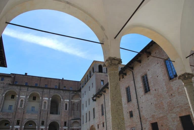 Italy, Piacenza – courtyard, June 2013 (Emilia-Romaña)