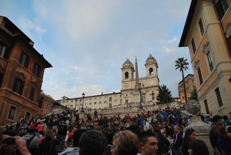 Pieno di gente a Piazza di Spagna