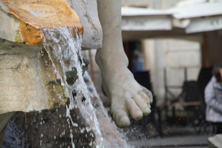 イタリア、ローマ－足と水 2013年11月 (ローマ)