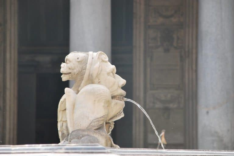 イタリア、ローマ－変わった噴水 2013年11月 (ローマ)
