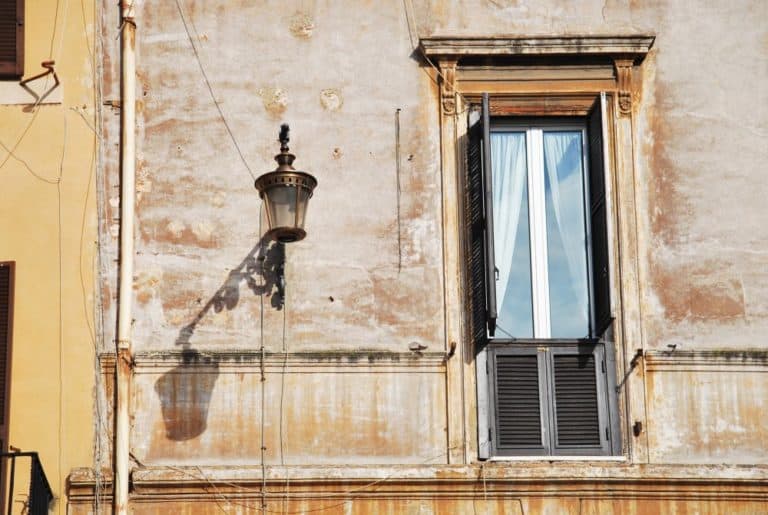 イタリア、ローマ－窓と街灯と古い壁 2013年11月 (ローマ)