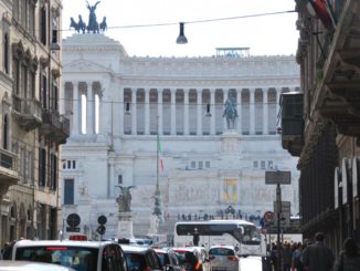 Italia, Roma – auto e ringhiera, novembre 2013