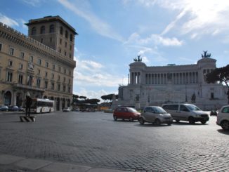 Italia, Roma – auto e ringhiera, novembre 2013