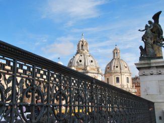 Italia, Roma – auto e ringhiera, novembre 2013