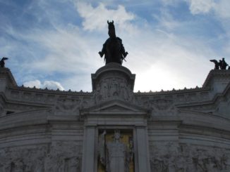 Italia, Roma – auto e ringhiera, novembre 2013