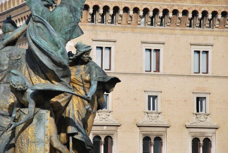 Italia, Roma – statua e palazzo, novembre 2013 (Roma)