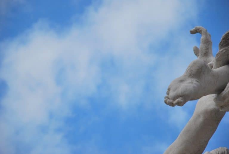 Italia, Roma – piede, mano e cielo, novembre 2013 (Roma)