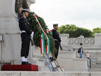 Italia, Roma – auto e ringhiera, novembre 2013