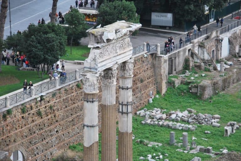Italy, Rome – ruin and people, Nov.2013 (Rome)