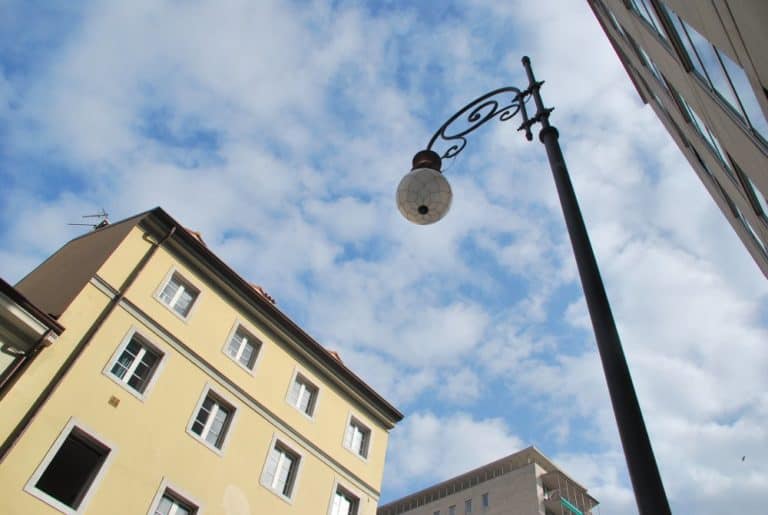 イタリア、トリエステ－家と空と街灯 2014年2月 (トリエステ)