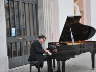 Pianista all’aperto in Piazza Della Borsa a Trieste