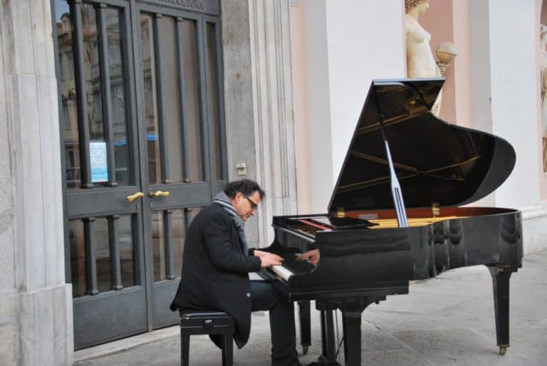 Pianista all’aperto in Piazza Della Borsa a Trieste