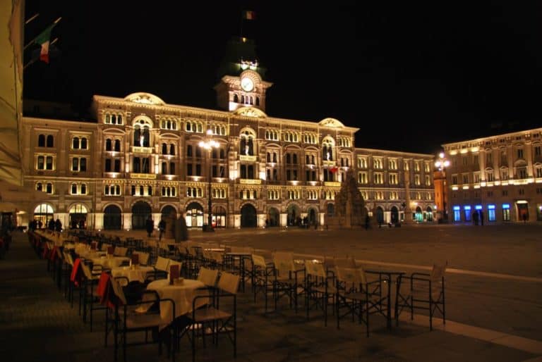 La plaza con vistas nocturnas asombrosas