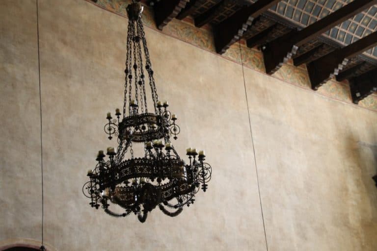 Italy, Trieste – chandelier, Feb. 2014 (Trieste)