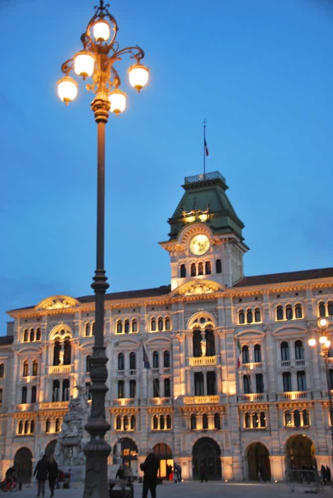 Italy, Trieste – lamp in the evening, Feb. 2014 (Trieste)