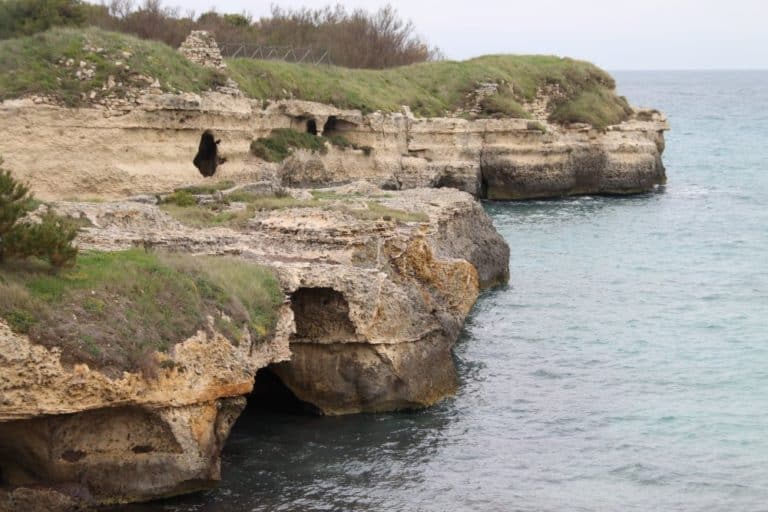 イタリア、プーリア沿岸－土地と海の洞窟 2013年4月 (プーリア州)